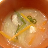 いろいろお野菜と崩し豆腐のお味噌汁